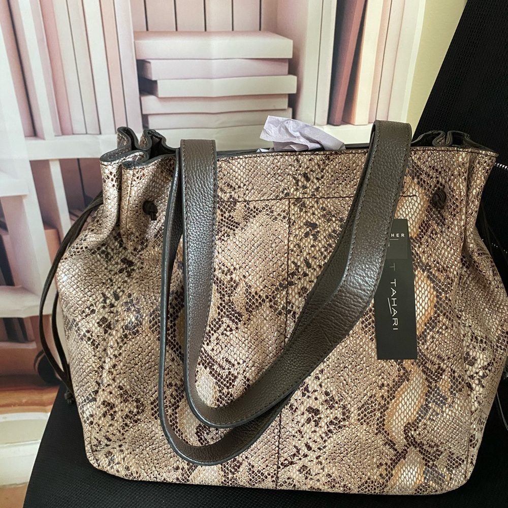 🗣 SALE 💥 Tahari Leather handbag